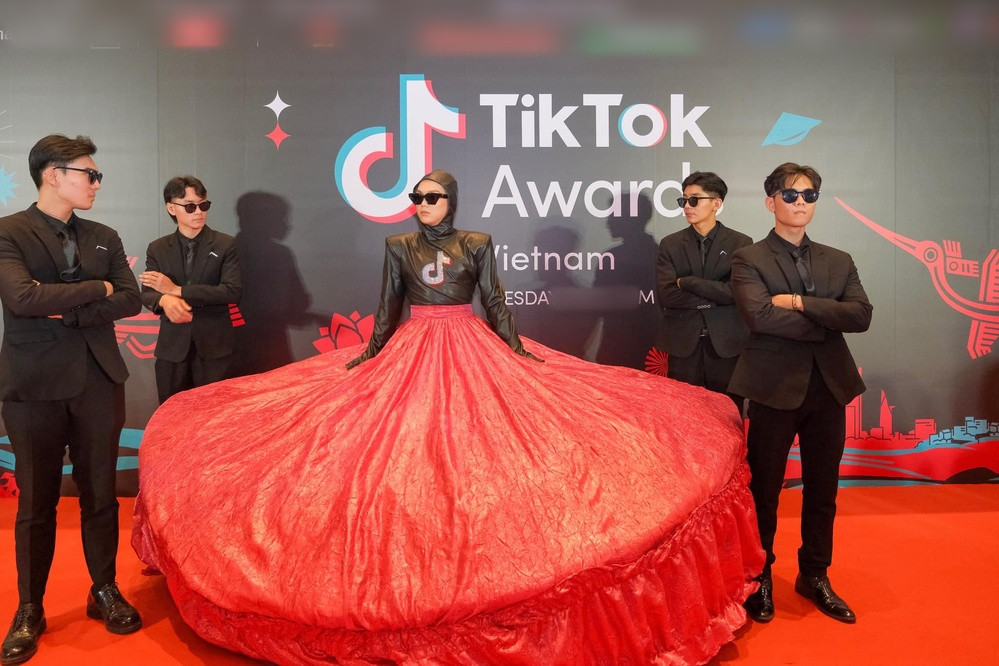 Bộ cánh ôm thân trên với phần tùng xòe rộng hầm hố của Phạm Thoại khi diện tại sự kiện cũng khiến các fan ngán ngẩm khi có phần cồng kềnh và quá "lố".