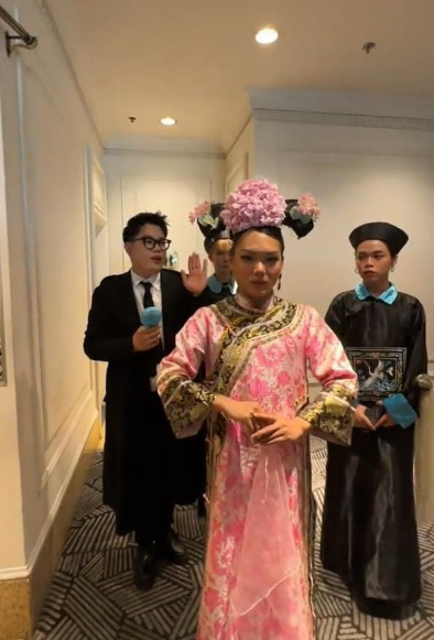 Chứng kiến màn hóa thân này của Phạm Thoại, netizen nhận xét anh chàng trông không khác gì "Dung mama" trong Hoàn Châu Cách Cách. Số khác cũng nhận xét, với tạo hình này nhiều người châm biếm Phạm Thoại hệt như "Hồi trinh nương nương" hay "Từ Hy Thái Hậu".