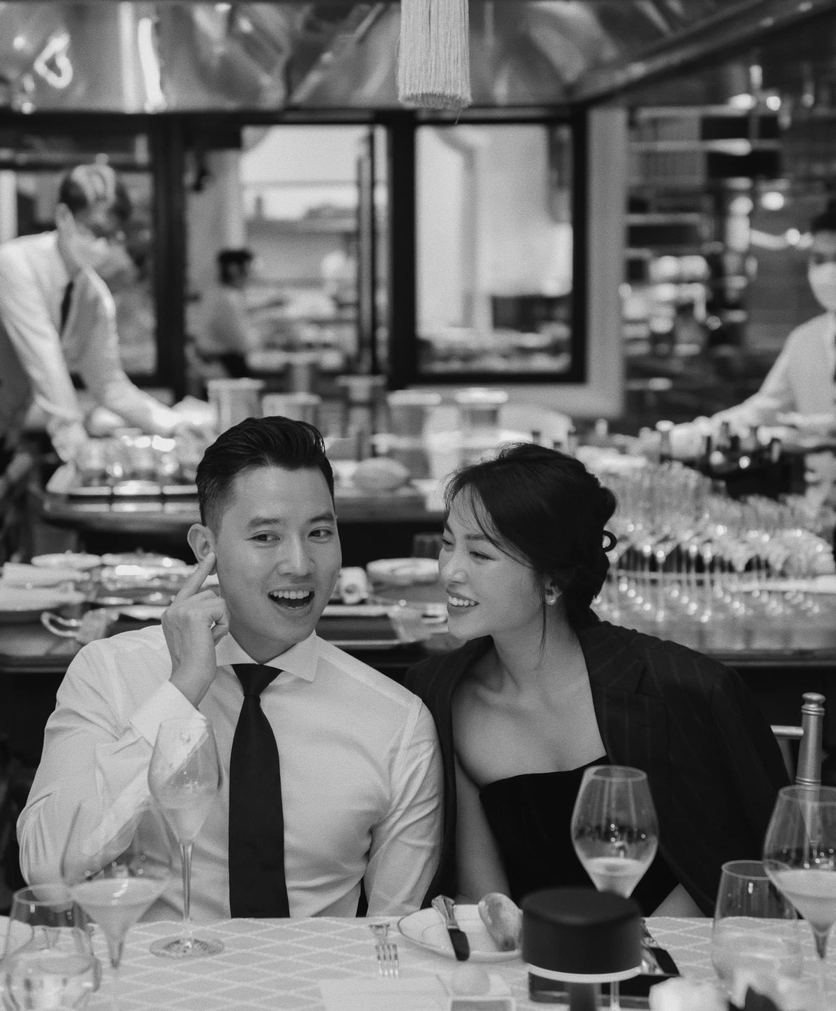 Từ khi công khai yêu nhau, cả hai chăm chỉ "xả" loạt ảnh tình tứ, ngọt ngào khiến cư dân mạng ghen tị.