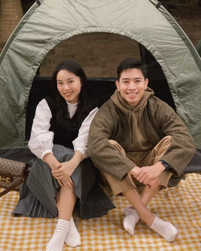 Lê Hà Trúc và bạn trai cơ trưởng khiến nhiều người thích thú bởi cách nói chuyện dù rất đơn giản, đời thường nhưng vô cùng đáng yêu.