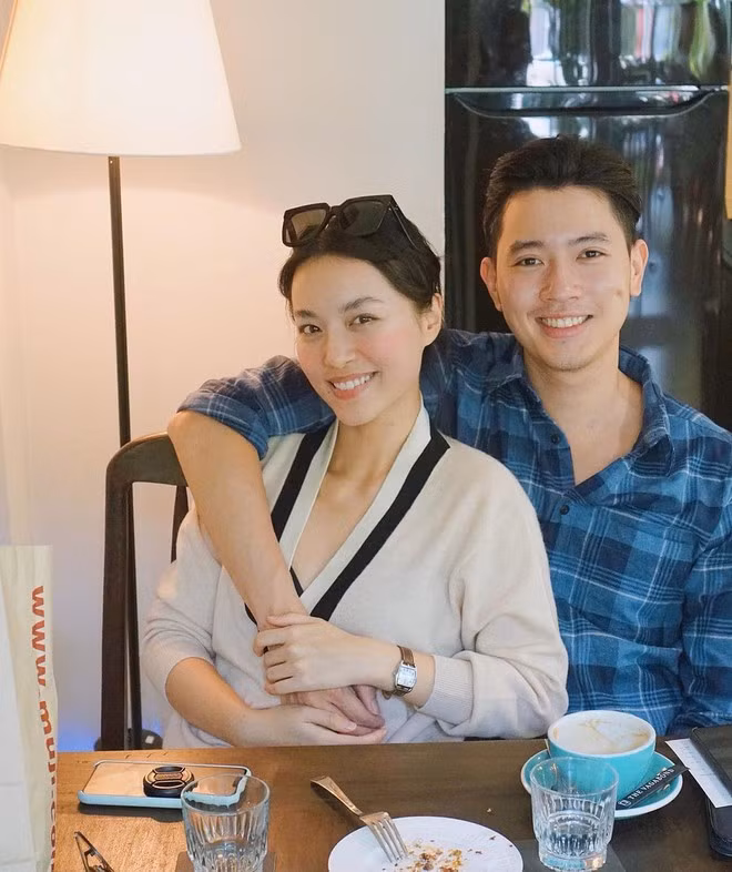 Ngoài ra, cách sử dụng những từ ngữ đúng chuẩn Gen Z của cặp đôi khiến ai nấy đọc vào đều bật cười tít mắt.