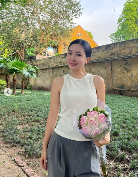 Cô thường diện những trang phục cá tính hơn, thay vì gắn bó với áo phông hay váy điệu đà như trước.