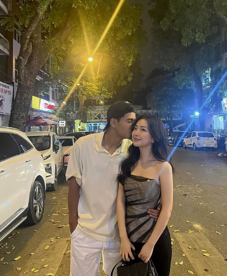 Sự trưởng thành trong phong cách ăn mặc của vợ Hà Đức Chinh được cư dân mạng ủng hộ.