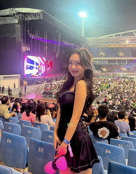 Cầu thủ Hà Đức Chinh và vợ thường xuyên chia sẻ khoảnh khắc "trêu" nhau trên mạng xã hội làm người hâm mộ thích thú.