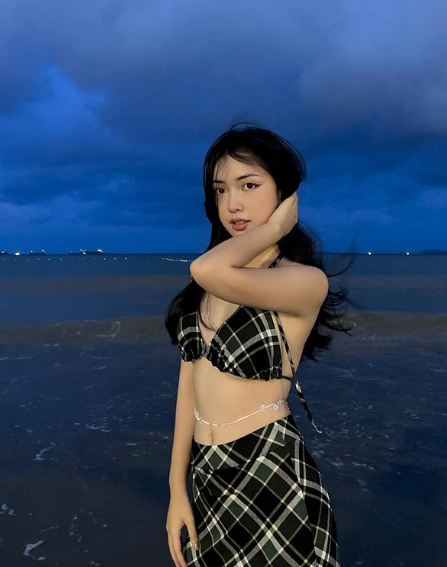 Vợ tiền đạo 26 tuổi luôn biết cách khoe ưu điểm vòng eo thon bằng những chiếc áo crop top kết hợp cùng quần hay váy cạp cao.