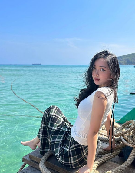 Cô nàng tự tin ăn mặc gợi cảm, hở hang đôi chút hơn so với thời điểm mới được biết đến.