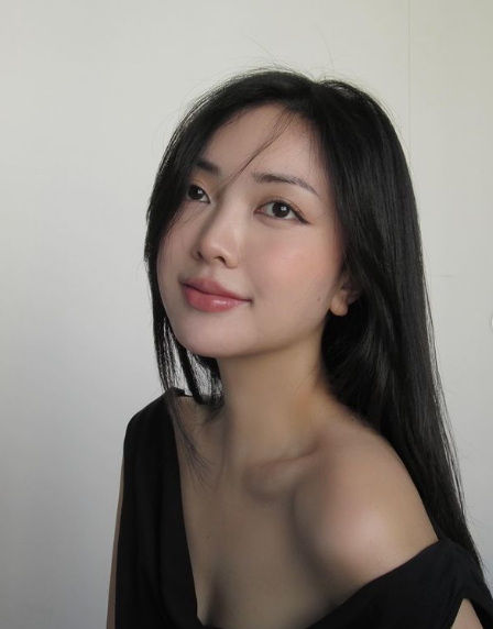 Sau hơn một năm lấy chồng, vợ Hà Đức Chinh vẫn gây ấn tượng với sắc vóc xinh đẹp, gợi cảm hơn trước.