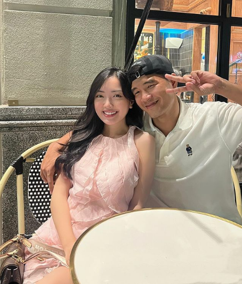 Đầu năm 2022, Hà Đức Chinh và hot girl Mai Hà Trang tổ chức đám hỏi và rước dâu ở Bắc Giang. Sau thời gian tạm hoãn đám cưới vì dịch bệnh, ngày 8/5/2022, cả hai đã có lễ thành hôn tại quê nhà của cầu thủ Hà Đức Chinh. Sau đó, họ tổ chức tiệc cưới tại Hà Nội.