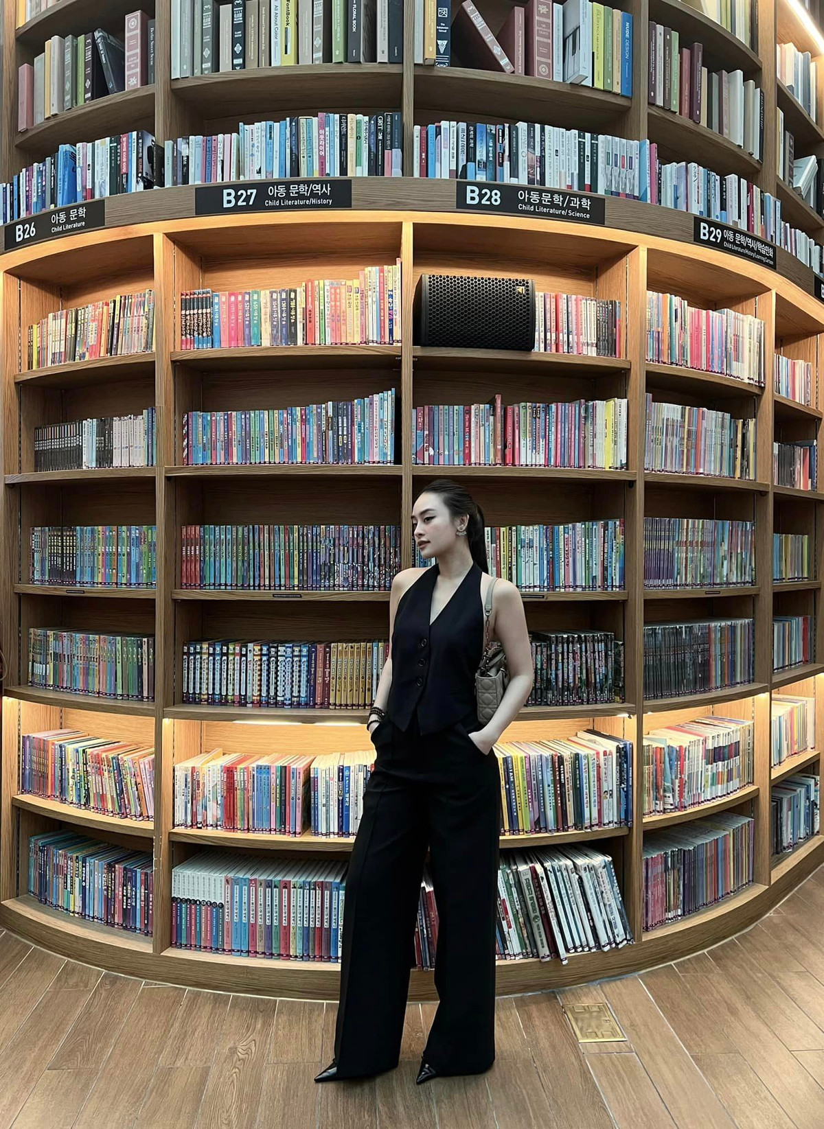 Trên trang cá nhân Chi Hoàng thường xuyên đăng tải nhiều hình ảnh gợi cảm, khoe dáng đẹp.