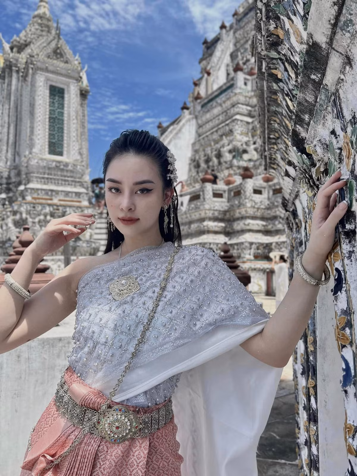 Vừa tạo dựng được tên tuổi trong làng mẫu ảnh lại thành công trong công việc kinh doanh, hot girl 9X thường xuyên chia sẻ về cuộc sống sang chảnh, với hàng hiệu và những chuyến du lịch xa xỉ trên mạng xã hội.