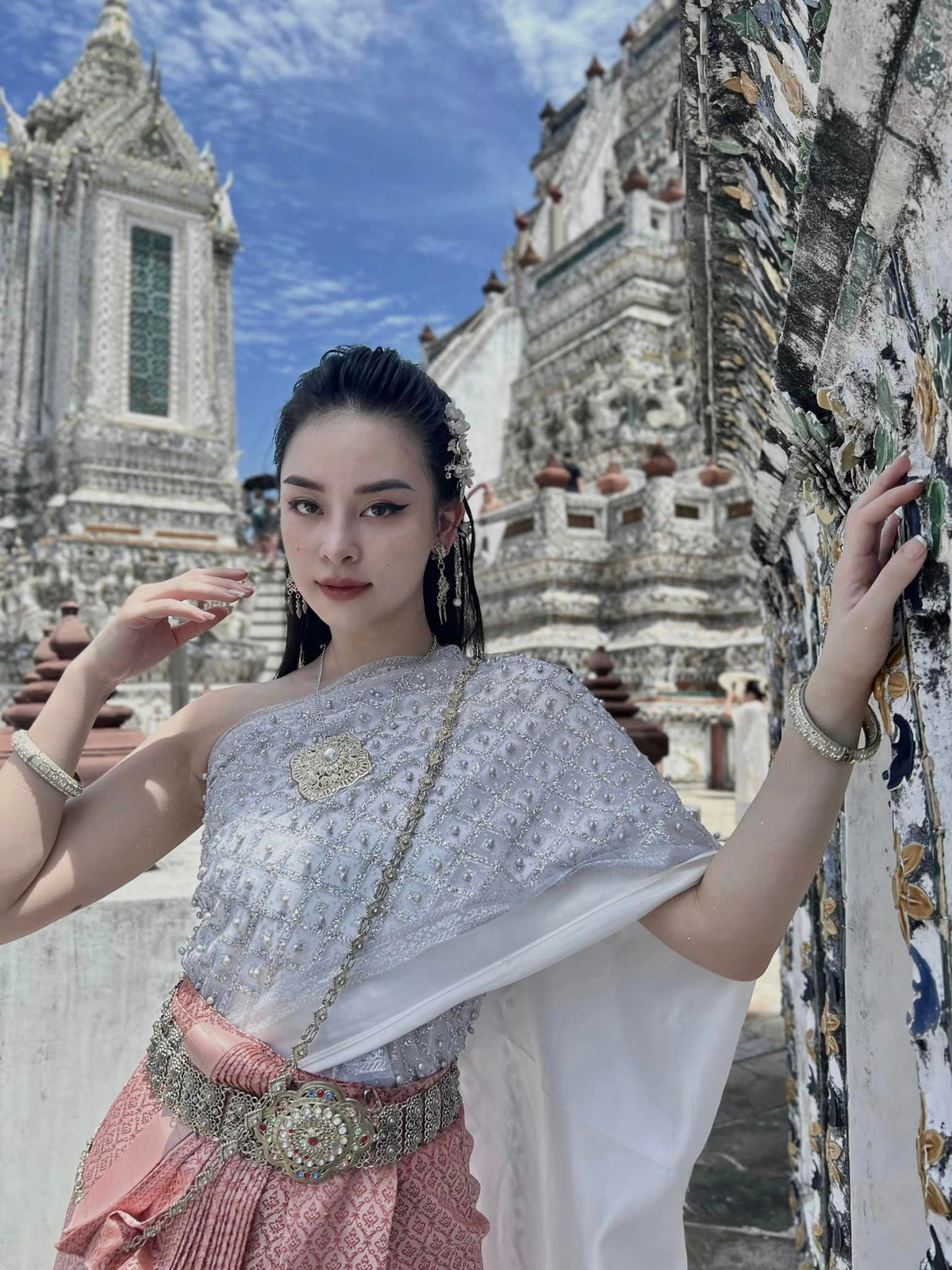 Vừa tạo dựng được tên tuổi trong làng mẫu ảnh lại thành công trong công việc kinh doanh, hot girl 9X thường xuyên chia sẻ về cuộc sống sang chảnh, với hàng hiệu và những chuyến du lịch xa xỉ trên mạng xã hội.