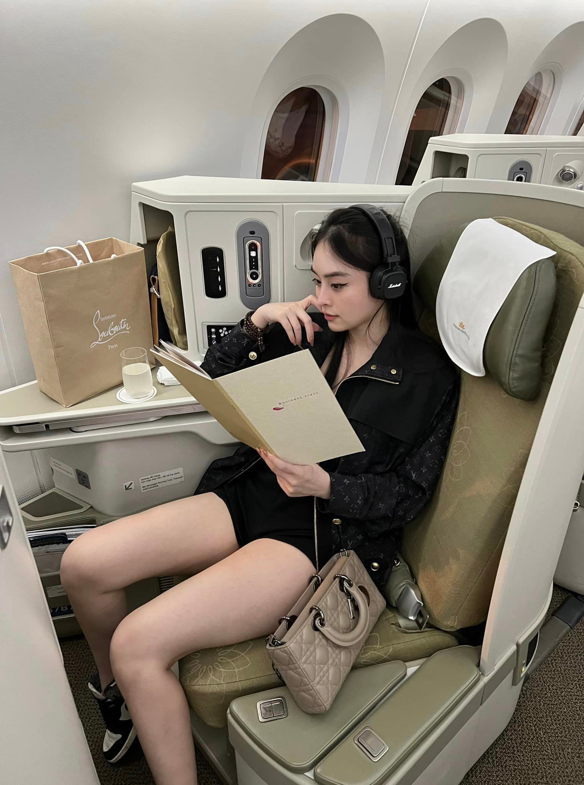 Chi Hoàng có thành tích ấn tượng với 10 năm trong nghề và từng làm mẫu ảnh cho trên 100 thương hiệu lớn nhỏ tại Việt Nam.