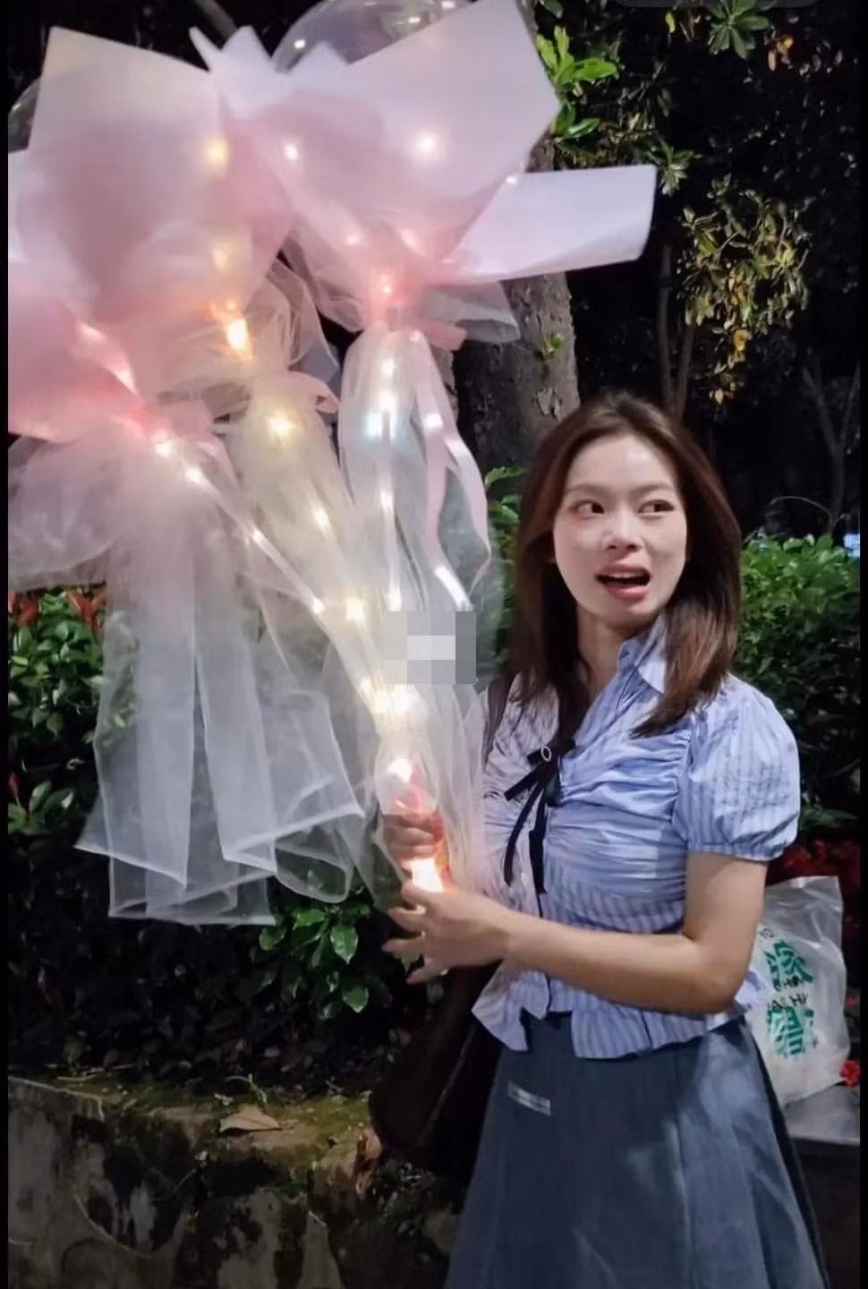 Không biết là vô tình hay cố ý, nhưng anh chồng đã khiến chị vợ bất lực lúc nhận ảnh.