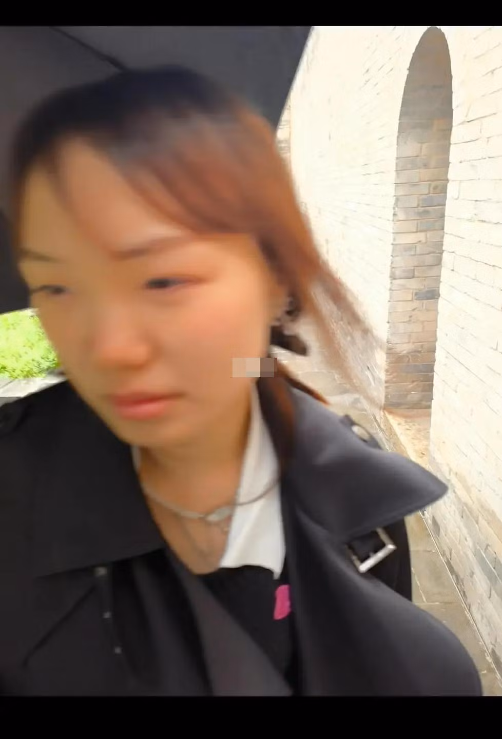 Cô gái khóc thét khi nhận bức ảnh chụp từ người bạn trai.