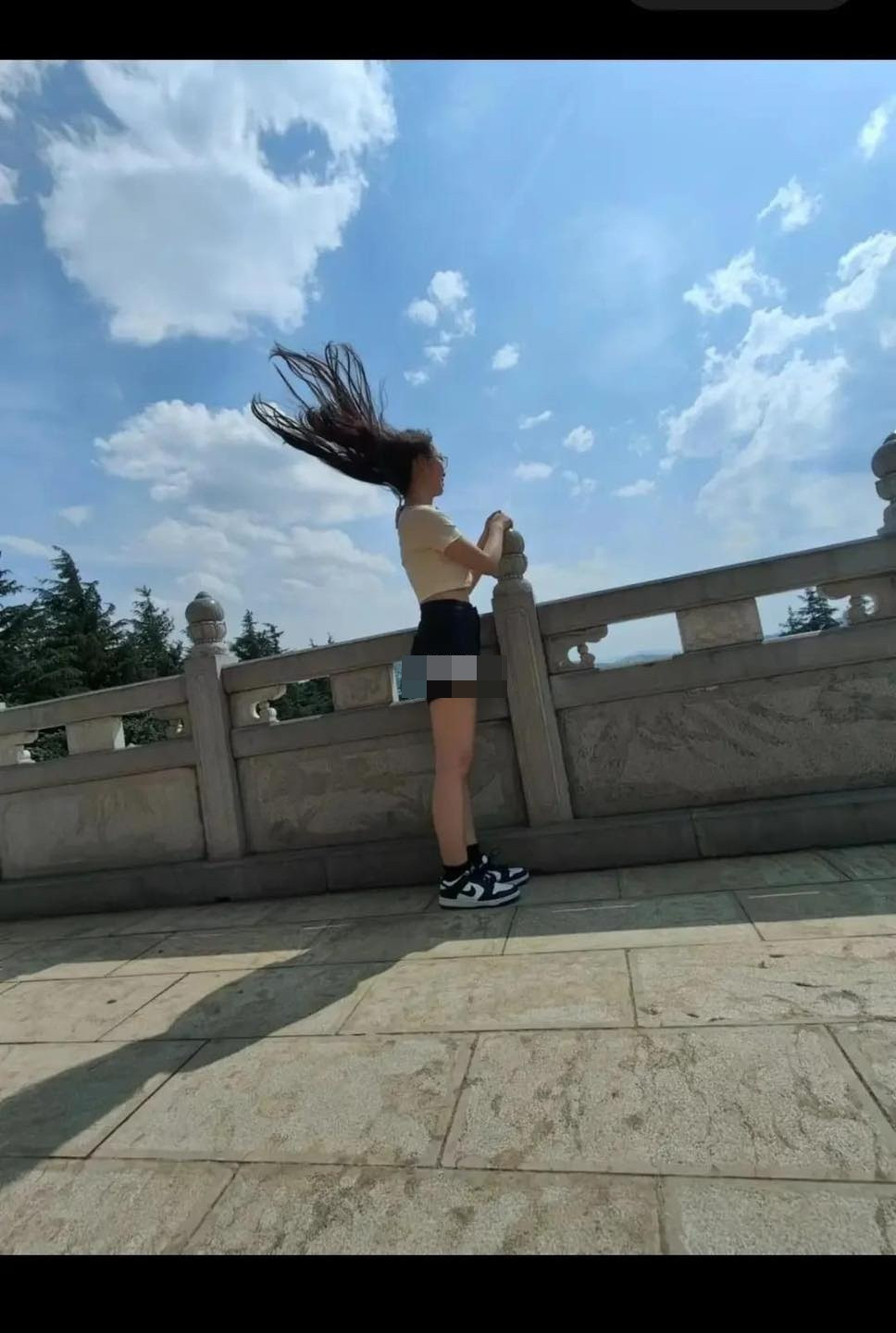 Nhờ bạn trai chụp ảnh và cô gái không nhận ra mình.