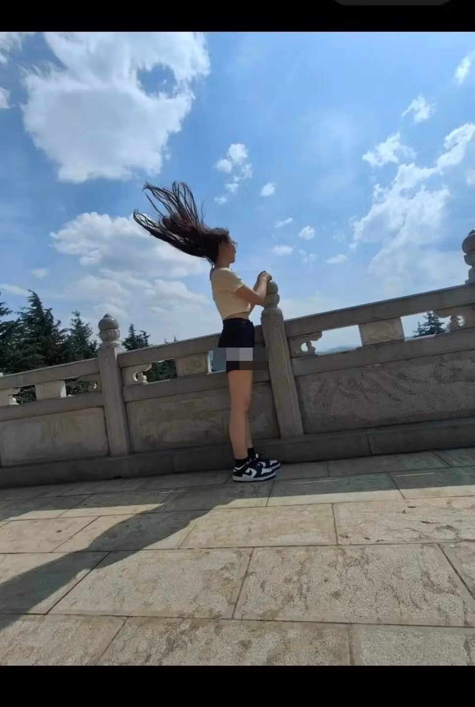 Nhờ bạn trai chụp ảnh và cô gái không nhận ra mình.