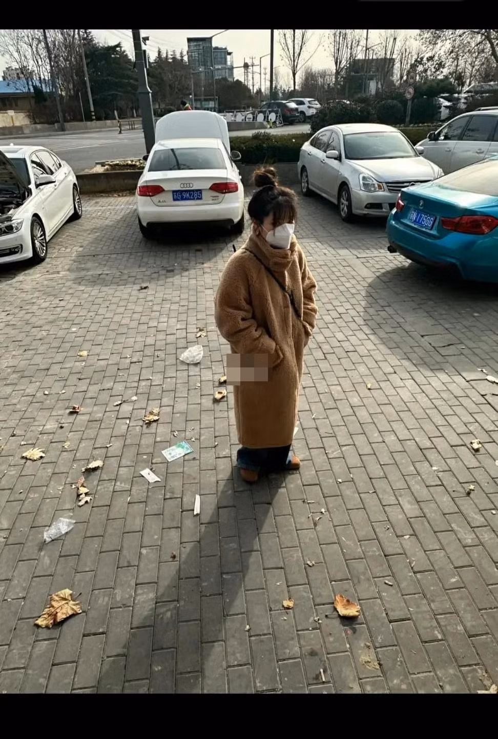 Nhờ người yêu chụp ảnh và cái kết trở thành cô gái nấm lùn.