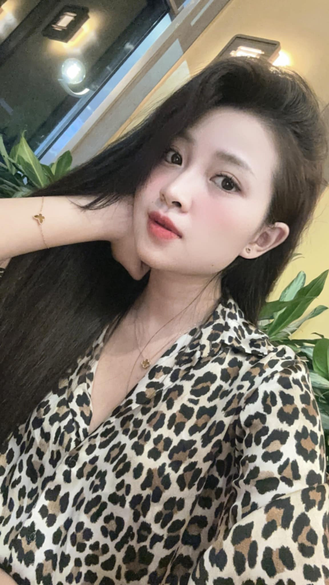 Tốt nghiệp ngành Sư phạm Giáo dục Mầm non của Cao đẳng Sư phạm Nghệ An, Nhật Linh không theo đuổi nghề giáo mà lại vào TP.HCM sinh sống và theo đuổi công việc khác.