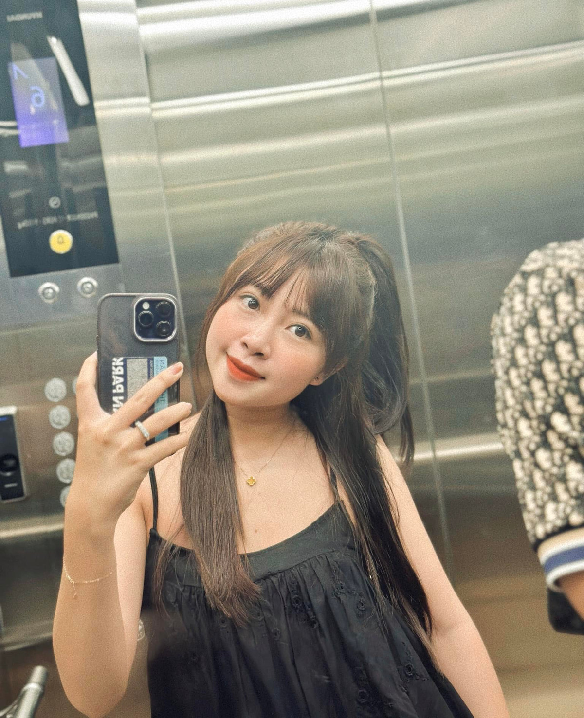 Trước khi lấy Phan Văn Đức, Nhật Linh từng được nhiều người gọi với cái tên "hot girl mầm non" vì ngoại hình xinh xắn và nụ cười tươi.