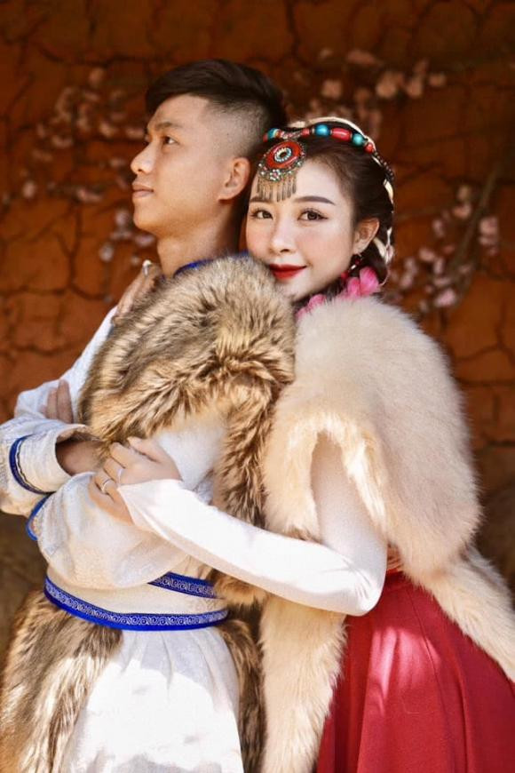 Thời điểm đó, Phan Văn Đức và vợ còn mặc đồ dân tộc và thực hiện hình ảnh đẹp khiến cư dân mạng hết lời khen ngợi.