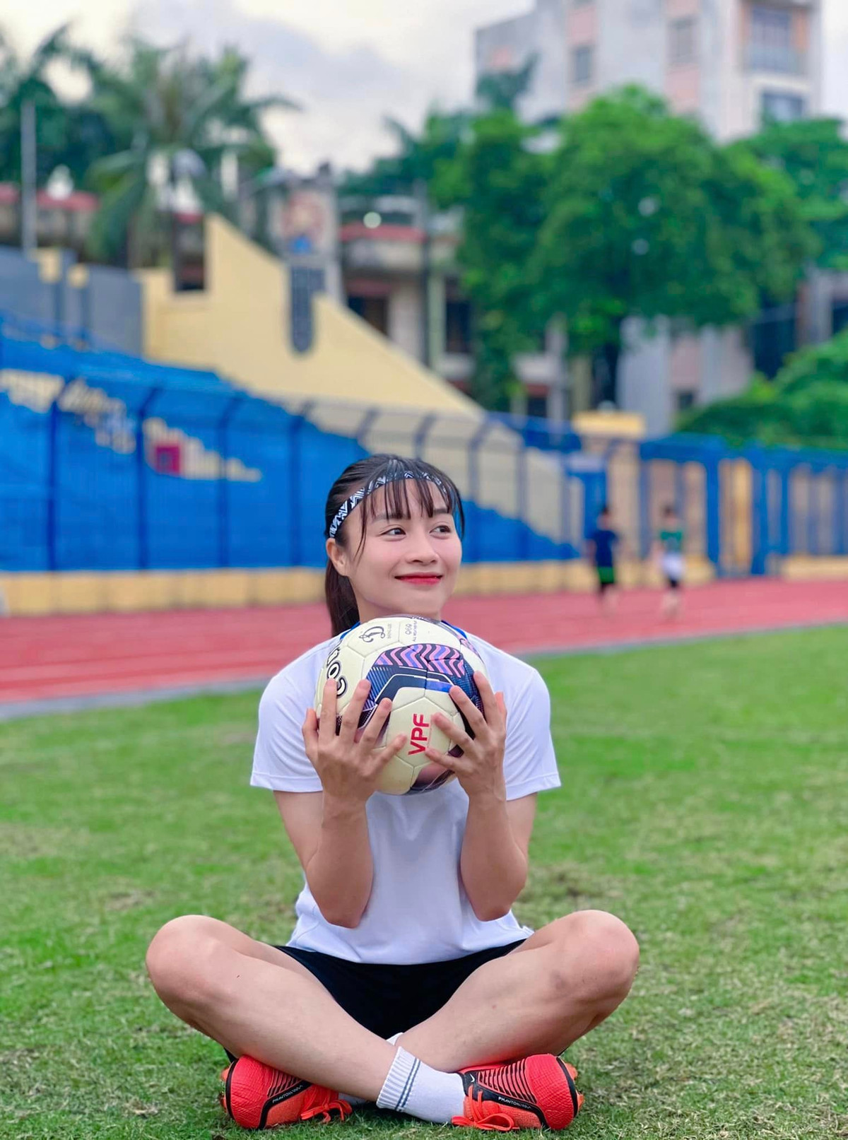 Ngoài niềm đam mê trái bóng tròn, "hoa khôi" tuyển nữ Việt Nam còn làm thêm công việc bán hàng online.