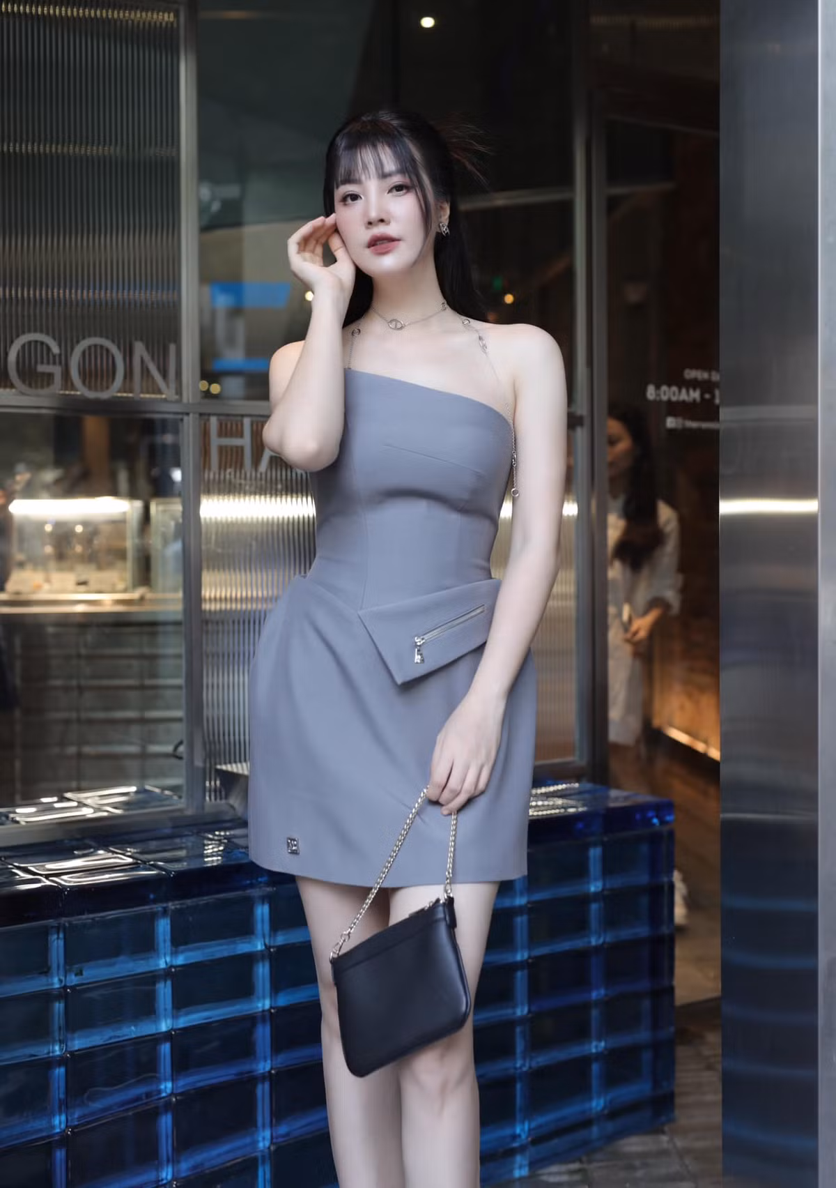 Không còn những bộ áo dài hay set váy áo thanh lịch, rời trường quay MC Thụy Vân lại lên đồ gợi cảm.