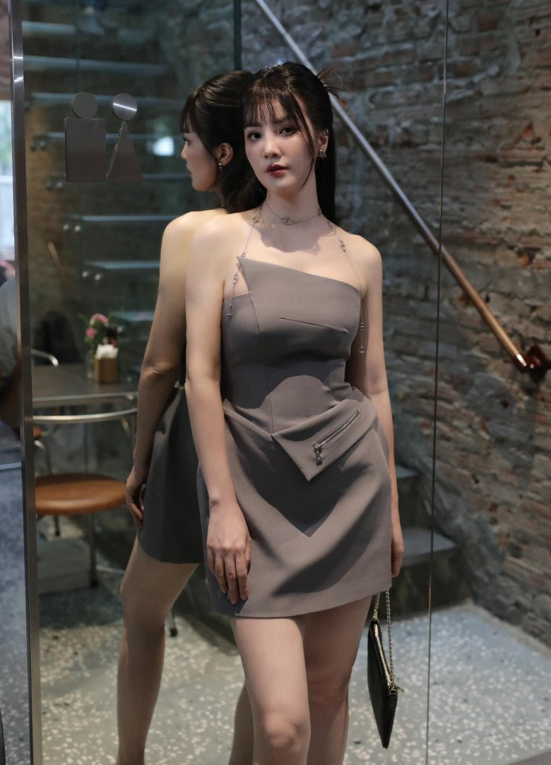 Mới đây, nữ MC VTV khiến người hâm mộ ngỡ ngàng khi đăng tải loạt hình ảnh diện trang phục ngắn xuống phố.