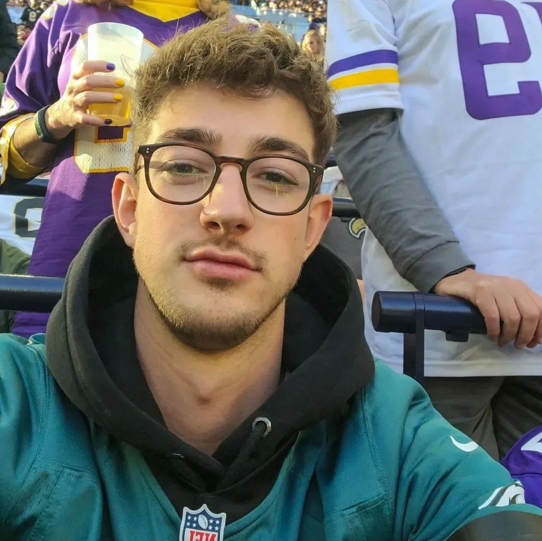 Được biết, anh chàng trong clip của Khánh Vy là Giuliano Tell - một người bạn đã lâu của cô nàng.