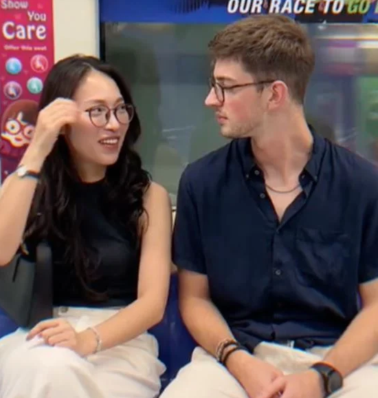 Trong loạt khoảnh khắc này, "hot girl 7 thứ tiếng" và người bạn khác giới có nhiều hành động, ánh mắt thân thiết khiến người hâm mộ nhiệt tình “đẩy thuyền” ghép đôi.