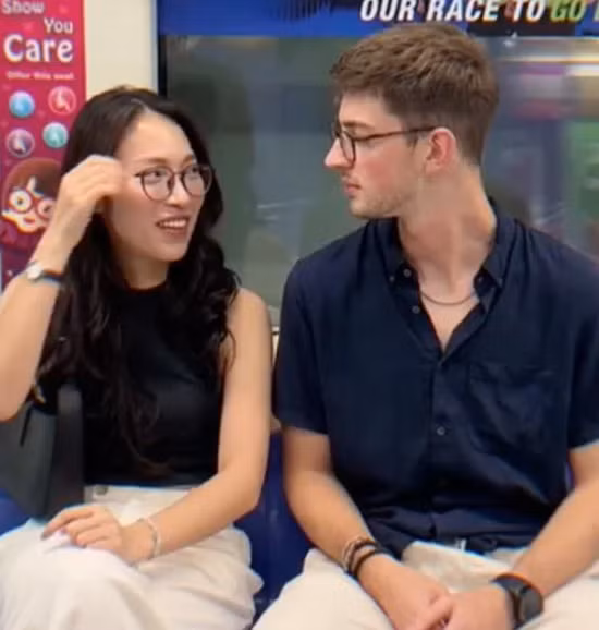 Trong loạt khoảnh khắc này, "hot girl 7 thứ tiếng" và người bạn khác giới có nhiều hành động, ánh mắt thân thiết khiến người hâm mộ nhiệt tình “đẩy thuyền” ghép đôi.