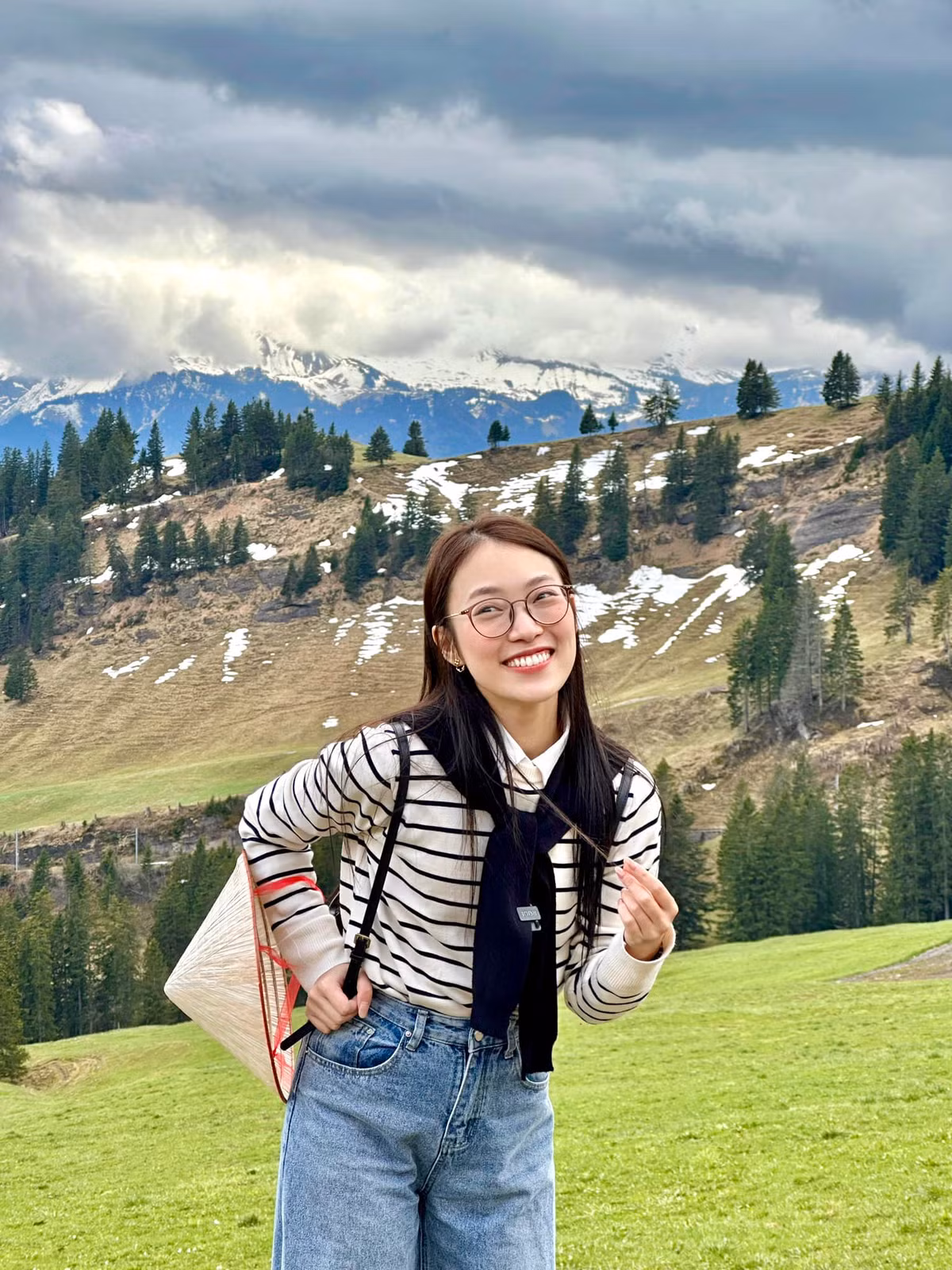 Trước đó, trong một lần đến Thụy Sĩ du lịch, Khánh Vy cũng đã hẹn gặp Giuliano để cùng nhau đi chơi, ăn uống và tham quan thành phố Zurich.