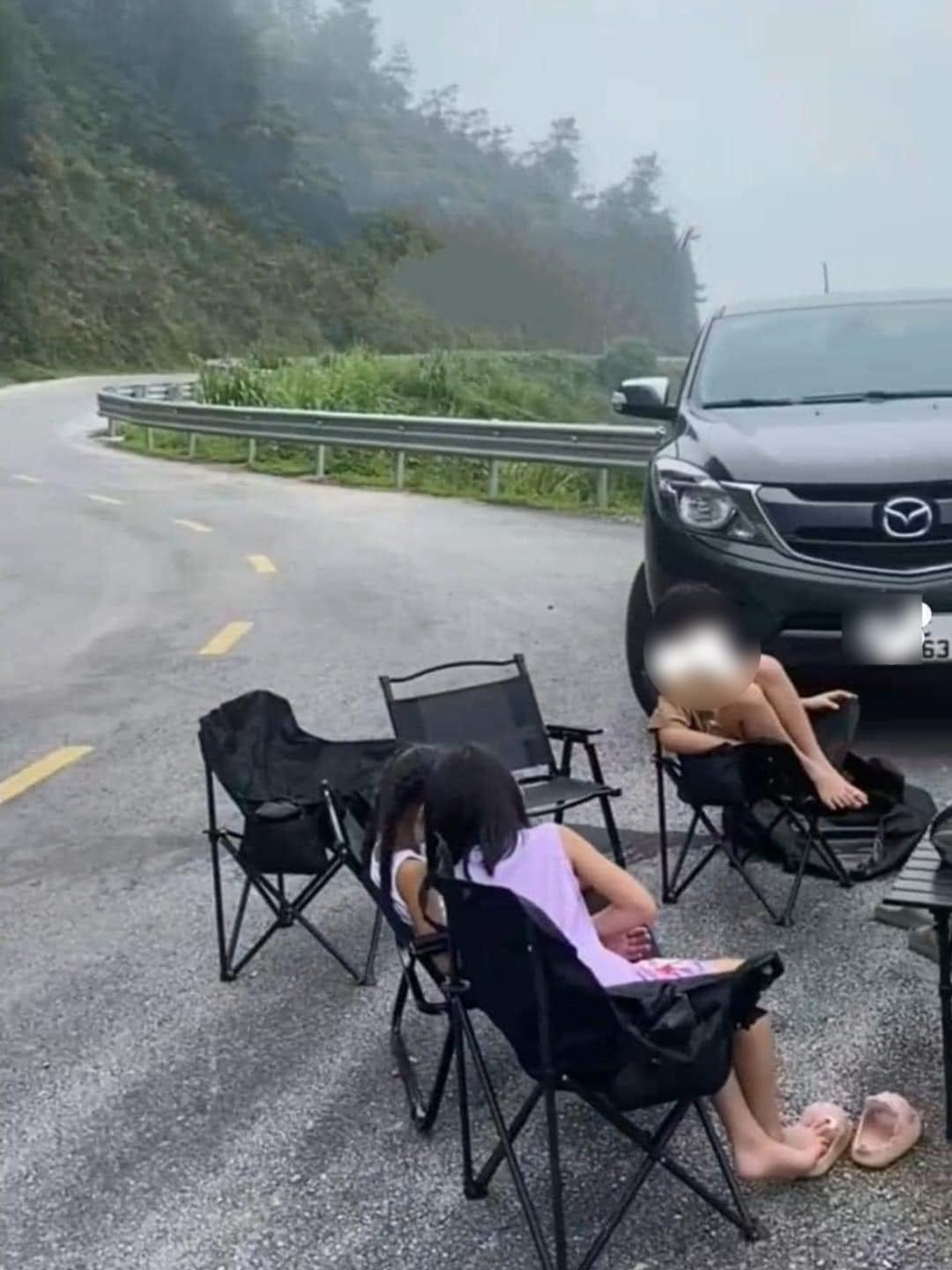 Thậm chí, các em nhỏ còn ngồi ở ngay phía ngoài đường vô cùng nguy hiểm. Những du khách vô ý thức này nhận về vô số chỉ trích từ người dùng mạng. Ảnh: Đỗ Thạch Cafe Sài Gòn