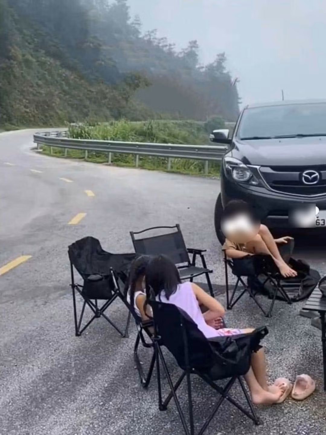 Thậm chí, các em nhỏ còn ngồi ở ngay phía ngoài đường vô cùng nguy hiểm. Những du khách vô ý thức này nhận về vô số chỉ trích từ người dùng mạng. Ảnh: Đỗ Thạch Cafe Sài Gòn