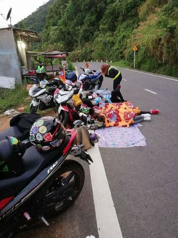 Tương tự như vậy, một nhóm "phượt thủ" khác dường như không đoái hoài gì đến an toàn của bản thân và người đi đường, vô tư trải bạt, nylon nằm nghỉ ngay ngắn ở khúc cua trên đường và còn đắp chăn vô cùng thoải mái. Ảnh: Tổng hợp