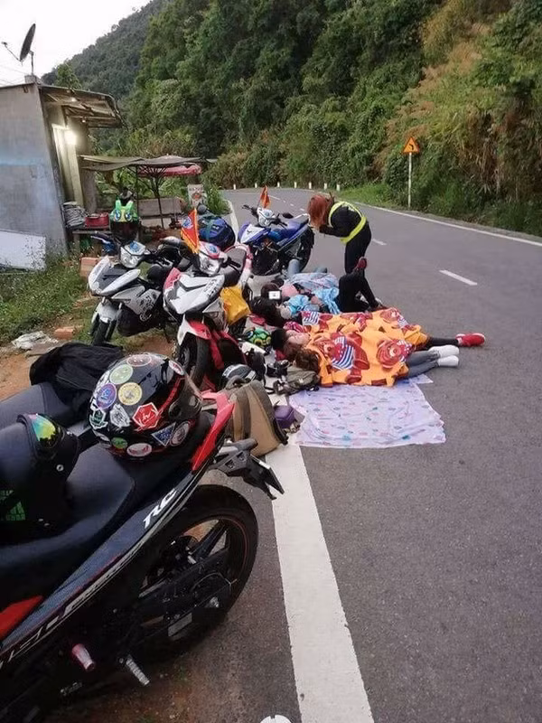 Tương tự như vậy, một nhóm "phượt thủ" khác dường như không đoái hoài gì đến an toàn của bản thân và người đi đường, vô tư trải bạt, nylon nằm nghỉ ngay ngắn ở khúc cua trên đường và còn đắp chăn vô cùng thoải mái. Ảnh: Tổng hợp