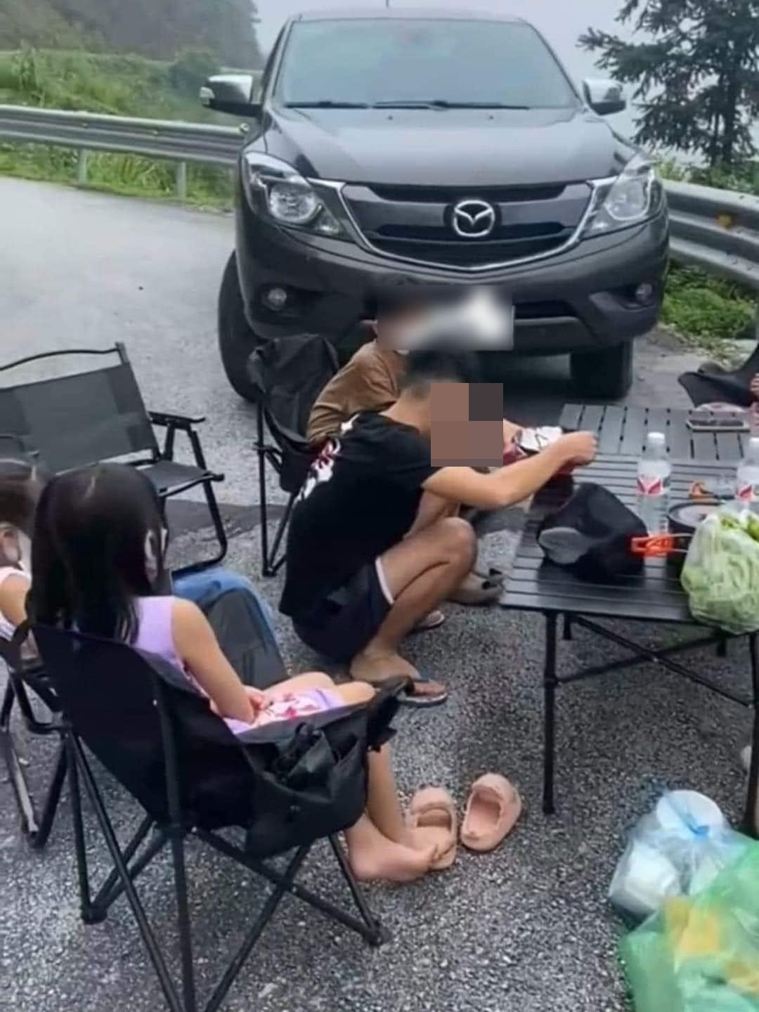 Nhìn cảnh cả đại gia đình đông đúc vô tư nghỉ ngơi ngay đoạn đường nguy hiểm, nhiều người dựng tóc gáy, khi không ai có thể lường trước được khi nào sẽ có ô tô đi qua, hay không làm chủ được tốc độ. "Thờ ơ với tính mạng thật sự", "Phạt thật nặng những người như thế này vào", "Chả hiểu ý thức để đâu, sao lại cho trẻ con ngồi ngay giữa đường như vậy",...là những bình luận của cư dân mạng. Ảnh: Đỗ Thạch Cafe Sài Gòn