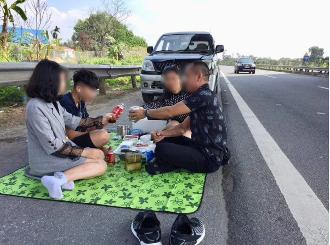 Hình ảnh cả gia đình cùng nhau trải bạt ăn uống nagy trên cao tốc Nội Bài - Lào Cai từng dậy sóng MXH vào năm 2019.