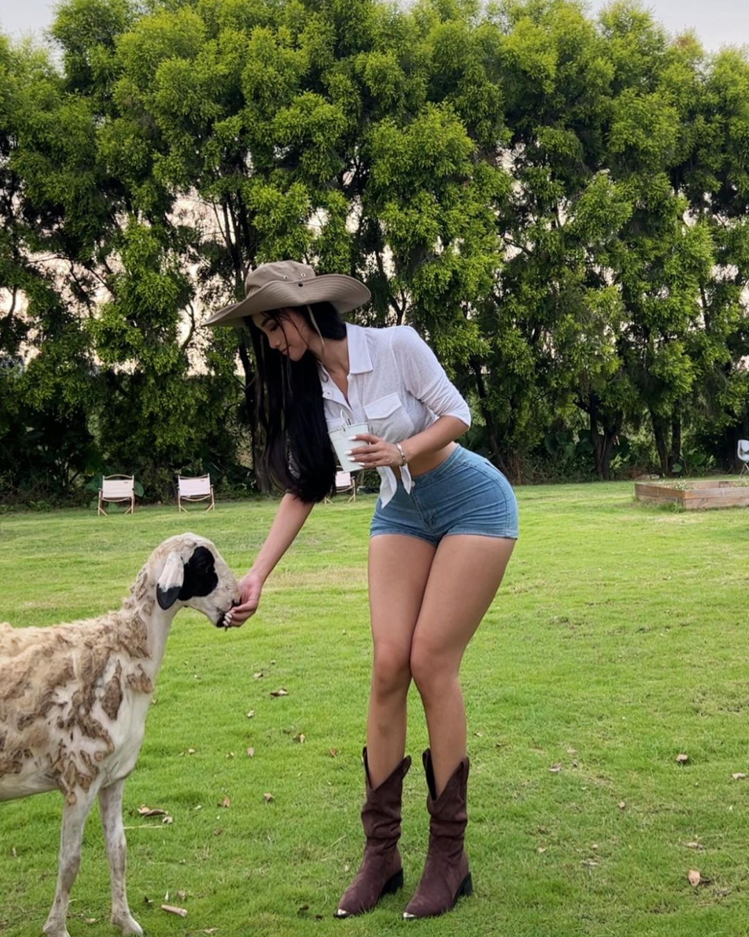 Được biết, Carina cao 1m68, có vòng 2 nhỏ chỉ 58cm còn vòng 3 có số đo 102 cm.