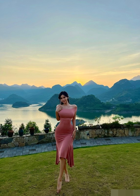 Cô là người mẫu ảnh được nhiều nhãn hàng thời trang, nội y, bikini mời chụp hình quảng cáo.