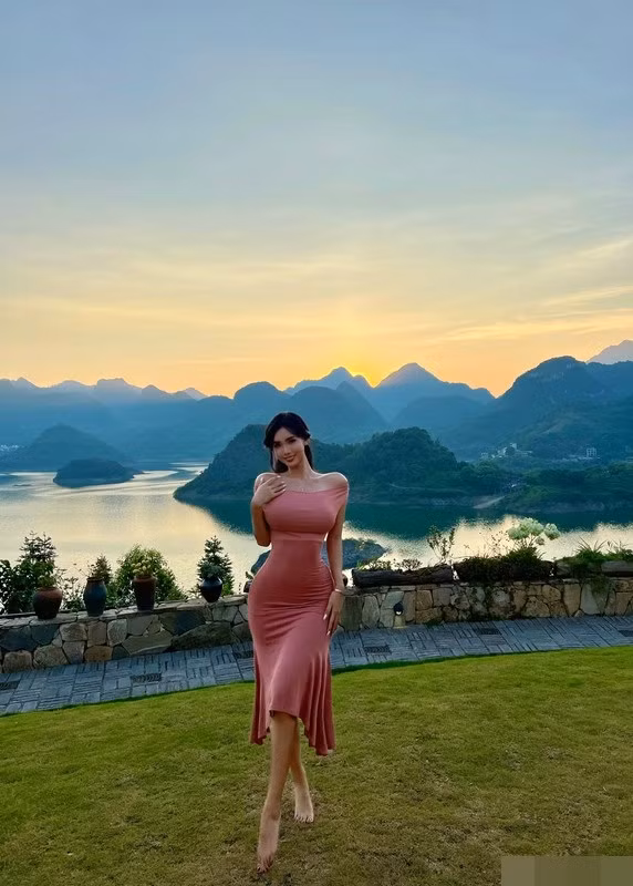 Cô là người mẫu ảnh được nhiều nhãn hàng thời trang, nội y, bikini mời chụp hình quảng cáo.