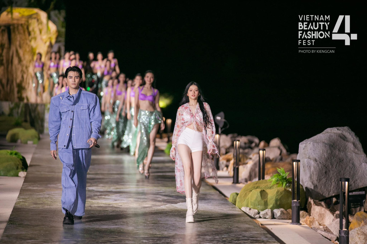 Sau nhiều năm nổi tiếng với nhiều tai tiếng, 1 năm trở lại đây hot teen Hà thành một thời cho thấy sự "lột xác" ngoạn mục cả về hình ảnh lẫn nhan sắc.