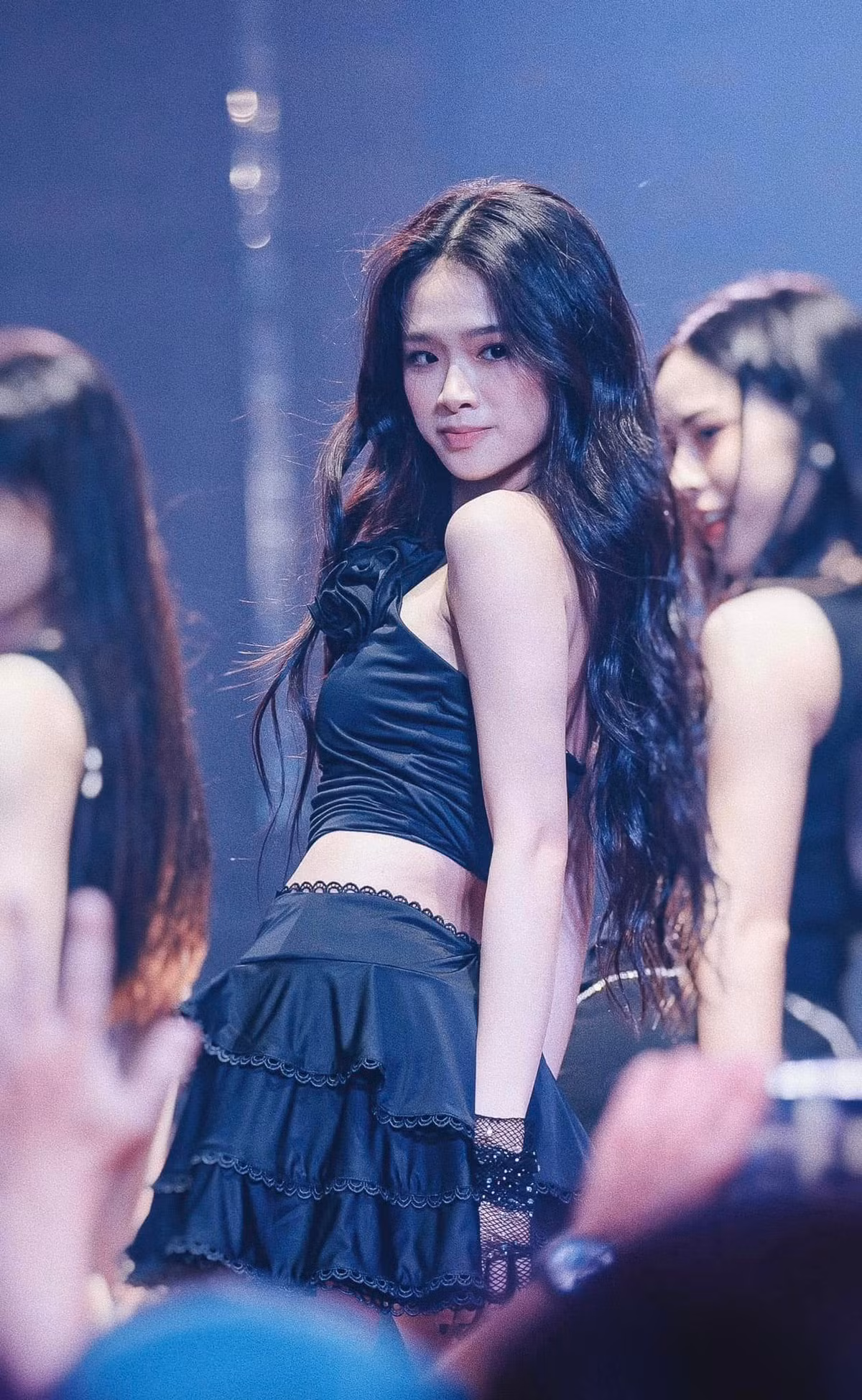 Thời gian trước, Linh Ka còn được nhiều lời khen ngợi, ưu ái so sánh với "thần tiên tỷ tỷ" Lưu Diệc Phi nhờ vẻ ngoài trong trẻo, làn da trắng sáng và thân hình mảnh mai.