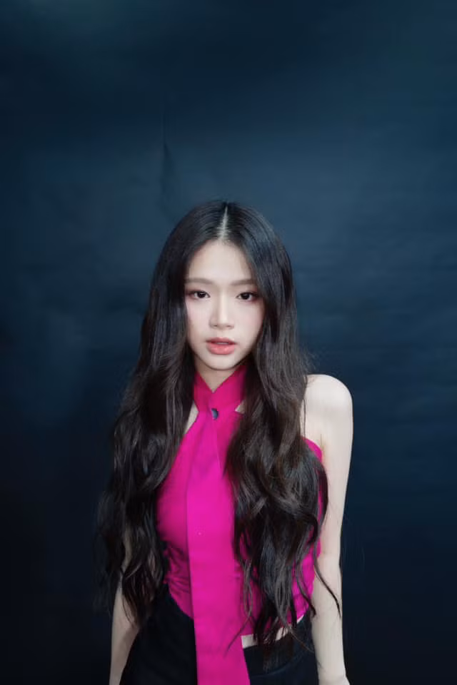 Ở tuổi 21, Linh Ka tự tin khoe vóc dáng thon gọn, quyến rũ.