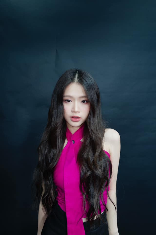 Ở tuổi 21, Linh Ka tự tin khoe vóc dáng thon gọn, quyến rũ.