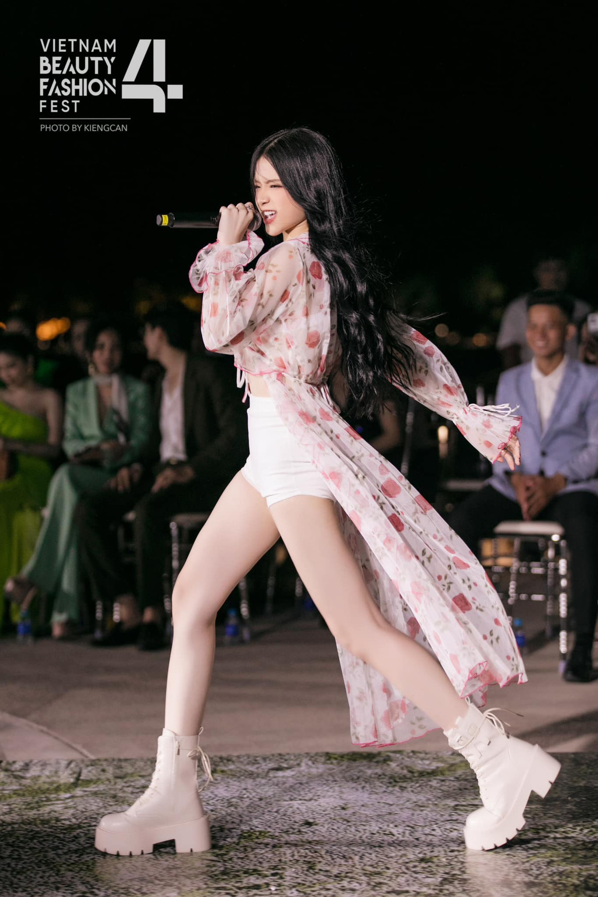 Gái xinh 2K "lấn sân" trở thành ca sĩ chuyên nghiệp và từng bước khẳng định mình là một nghệ sĩ "tài sắc vẹn toàn".