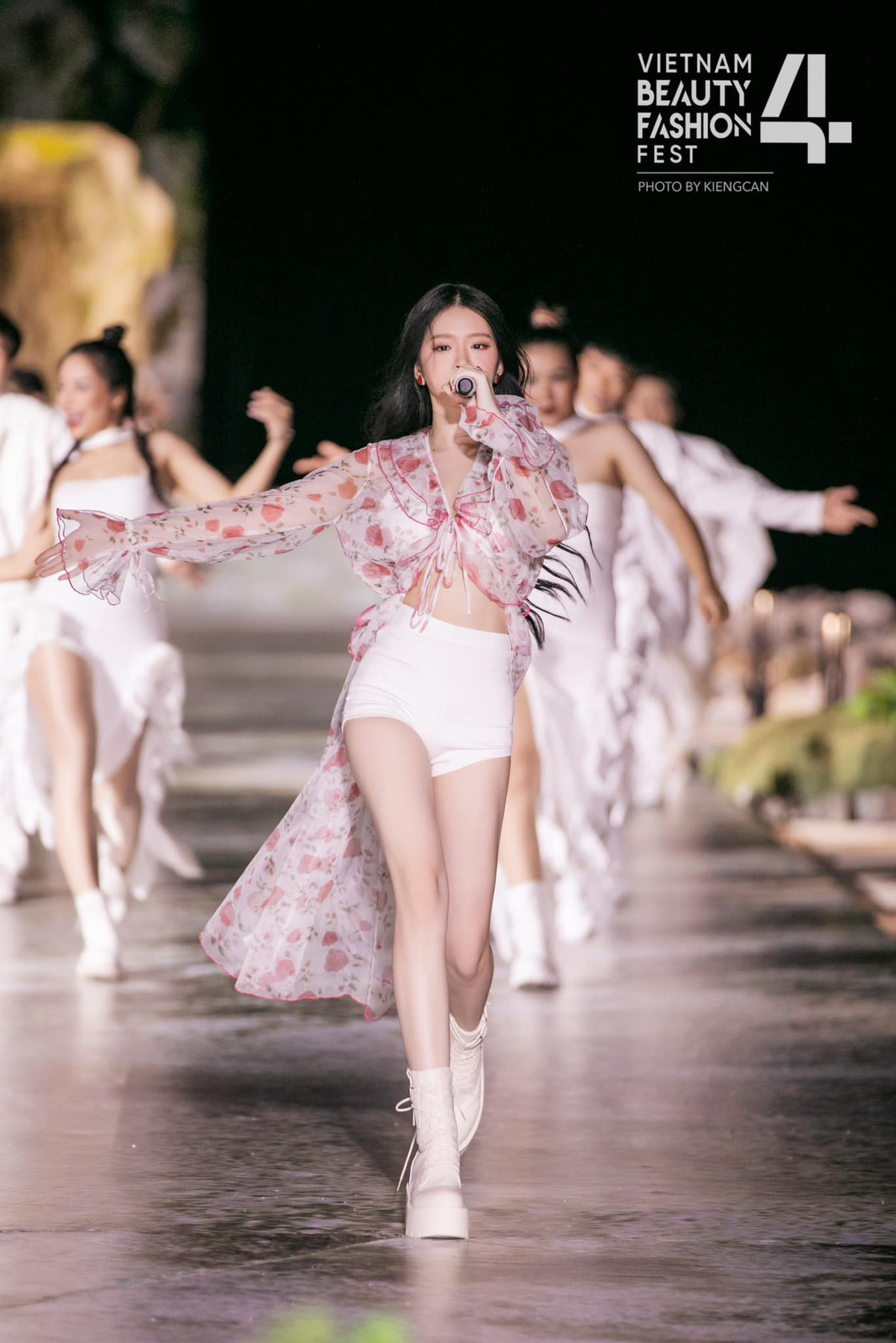 Vốn sở hữu sắc vóc xinh sẵn, Linh Ka còn rất chăm cập nhật mọi xu hướng makeup, làm đẹp và thời trang để luôn xuất hiện thật long lanh trên sân khấu.