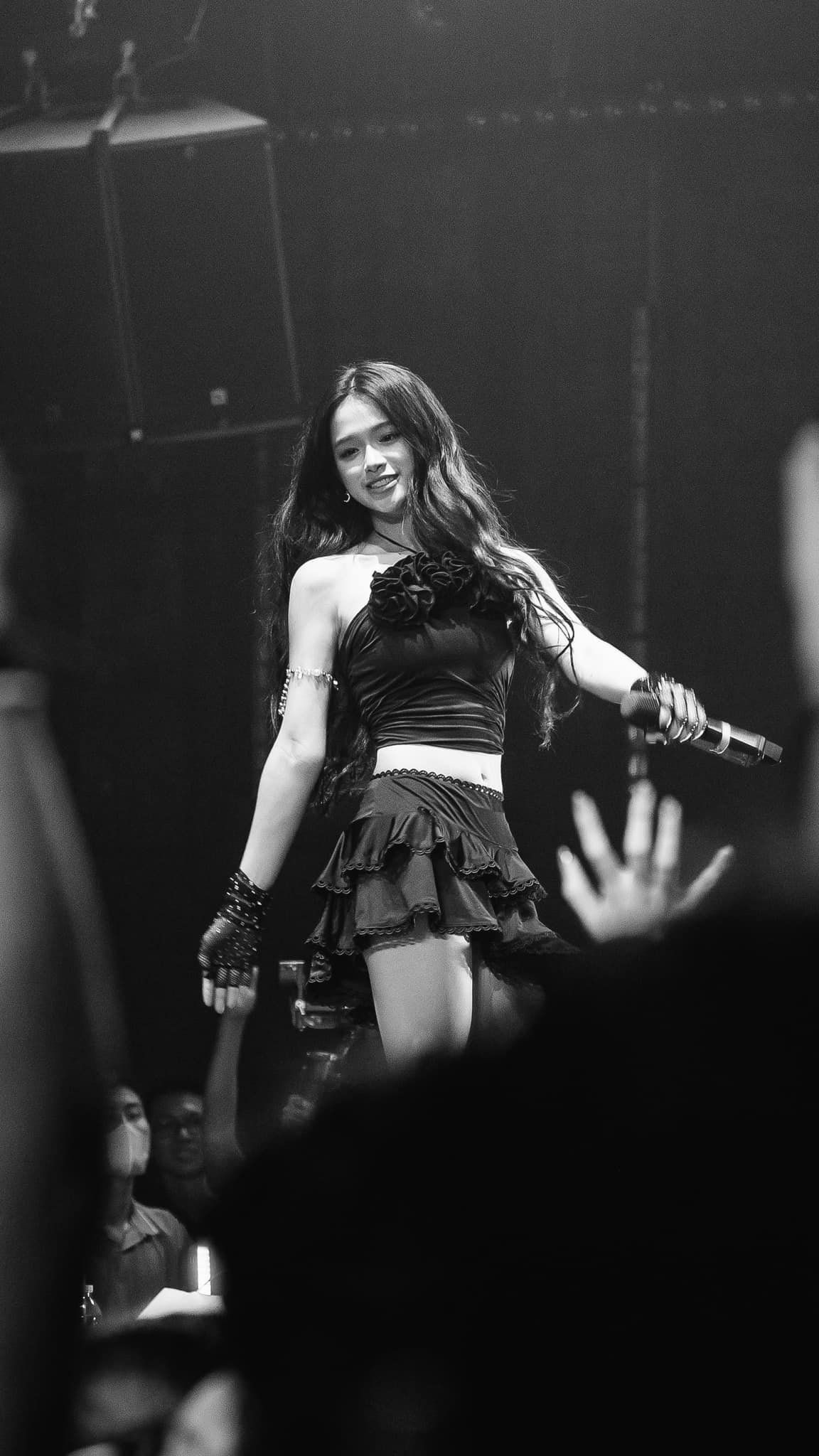 Không còn khoe thân "chín ép" như trước, Linh Ka hiện tại ăn mặc đúng độ tuổi, dù kín đáo vẫn tôn lên được vẻ đẹp riêng.