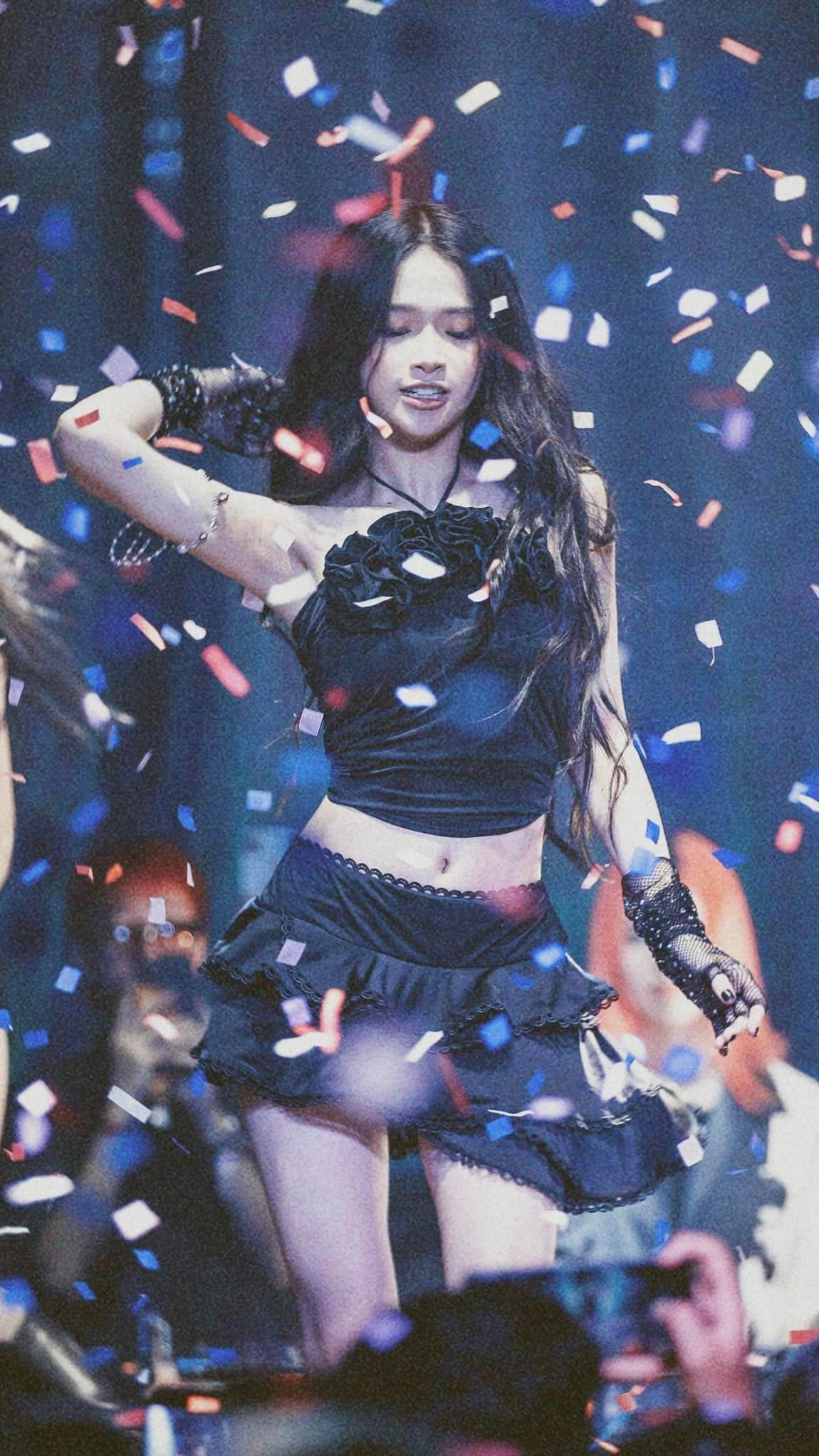 Bên cạnh khả năng trình diễn lôi cuốn thì ngoại hình đẹp như búp bê của hot girl 21 tuổi cũng làm bao người trầm trồ.