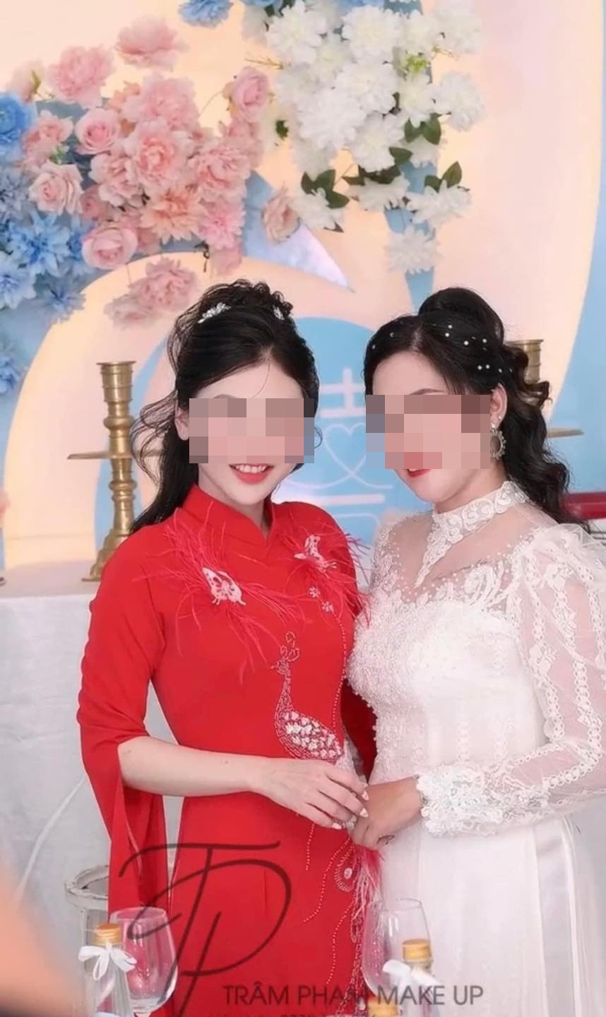 Theo người đăng tải bài viết, cô dâu là người mặc áo dài đỏ, còn cô gái mặc áo dài trắng trang điểm và làm tóc nổi bật được cho là chị em họ của cô dâu. Ảnh: Trâm Phạm Makeup
