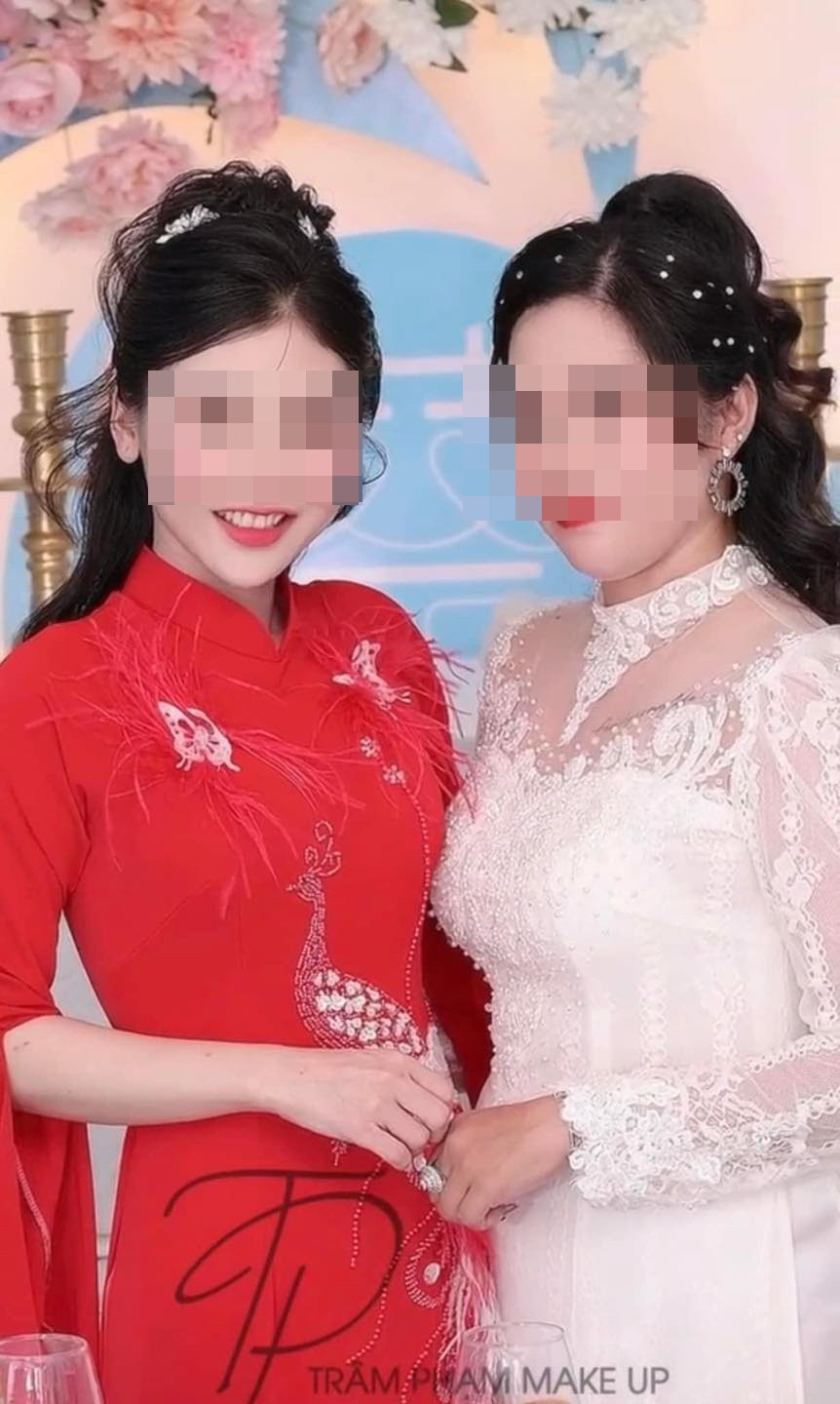 Ngay sau khi bài đăng chia sẻ lên MXH, cư dân mạng lập tức xôn xao, bàn tán. Phần lớn ý kiến cho rằng cô gái khá "vô duyên" khi trang điểm, ăn mặc quá lộng lẫy lấn át cả cô dâu: "Đi đám cưới thì chỉ cần mặc đẹp vừa vừa thôi, nên nhận thức ai là nhân vật chính chứ", "Mặc áo dài cũng được những rõ ràng chiếc áo dài trắng kia phù hợp cho cô dâu trong lễ ăn hỏi",...là những bình luận của cư dân mạng. Ảnh: Trâm Phạm Makeup